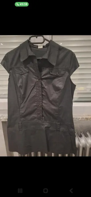 Camisa negra con trabillas