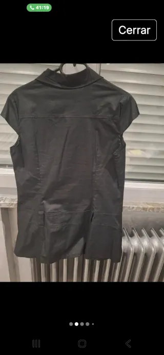 Camisa negra con trabillas