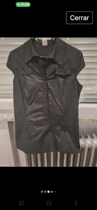 Camisa negra con trabillas