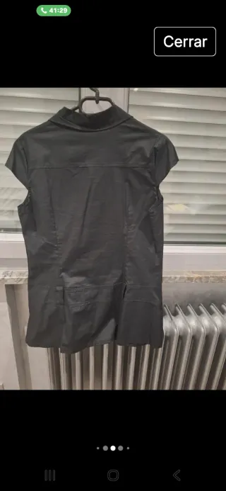 Camisa negra con trabillas