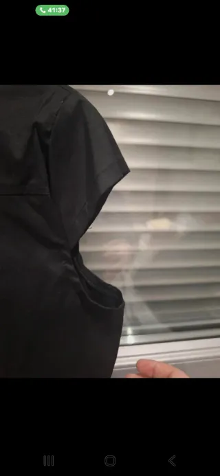 Camisa negra con trabillas