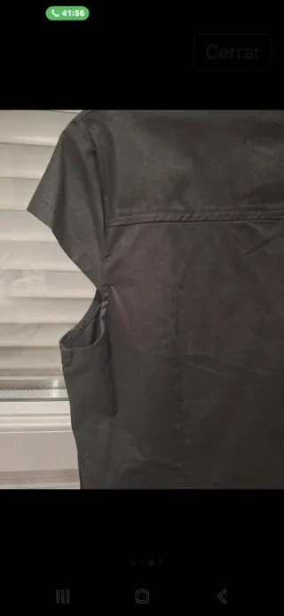 Camisa negra con trabillas