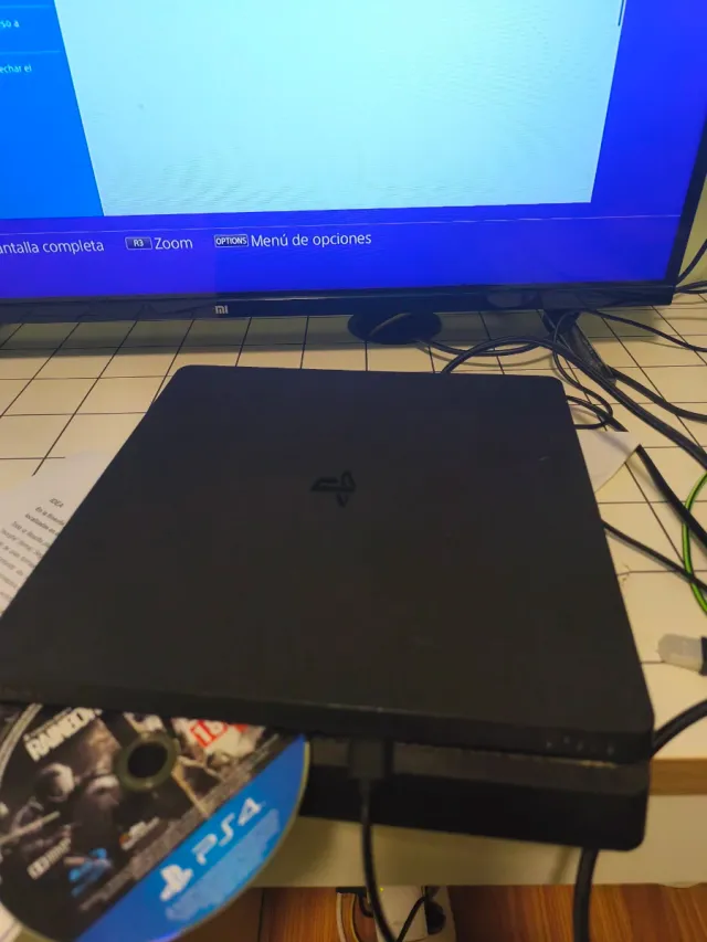 PlayStation 4 Slim Negra Con mando incluido