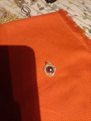 Colgante plata con perlas verde grande. Rodeada za