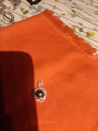 Colgante plata con perlas verde grande. Rodeada za