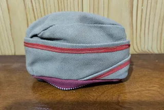 Monedero de gorro militar