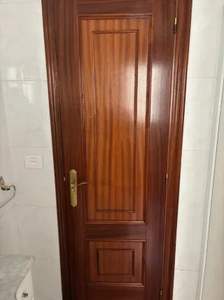 Puerta de madera maciza