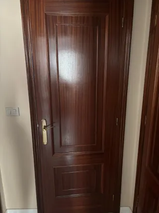 Puerta de madera maciza