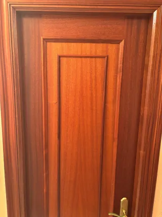Puerta de madera maciza