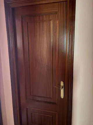 Puerta de madera maciza