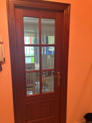 Puerta de madera maciza