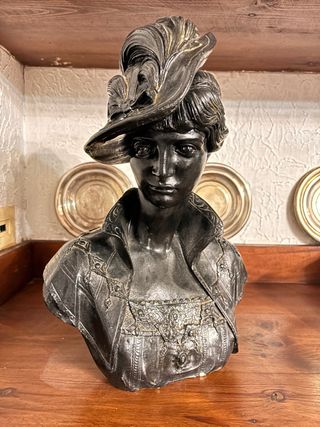 Busto de mujer con sombrero y plumas