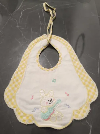 Bavaglino cotone con coniglietto e chitarra