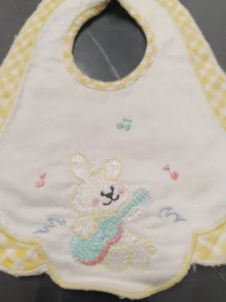 Bavaglino cotone con coniglietto e chitarra