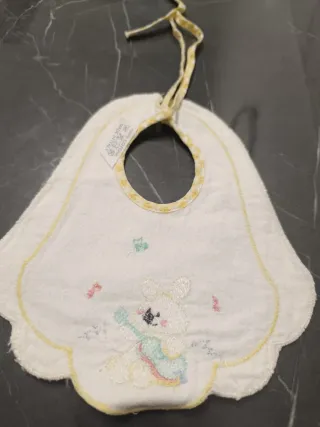 Bavaglino cotone con coniglietto e chitarra