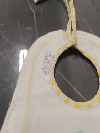 Bavaglino cotone con coniglietto e chitarra