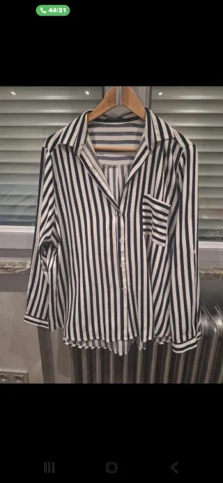 Camisa de rayas azules y blancas