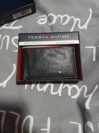 Cartera Tommy Hilfiger Cuero Negra Sin Uso