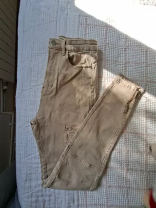 Pantalones cargo beige con cremallera