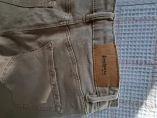Pantalones cargo beige con cremallera