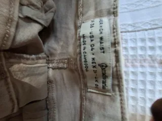 Pantalones cargo beige con cremallera