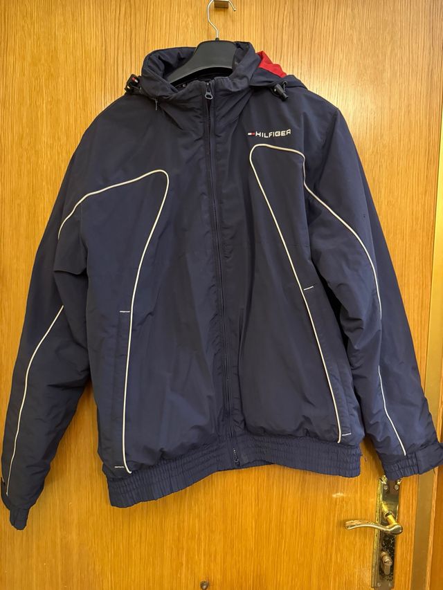 Abrigo niño Tommy Hilfiger azul y rojo