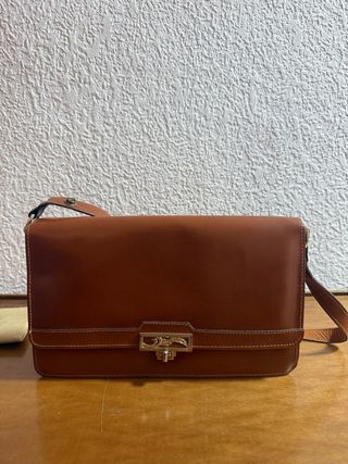 Bolso de cuero marrón con cierre dorado