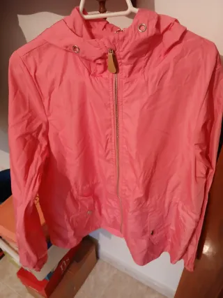 Cazadora rosa con capucha