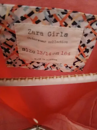 Cazadora rosa con capucha