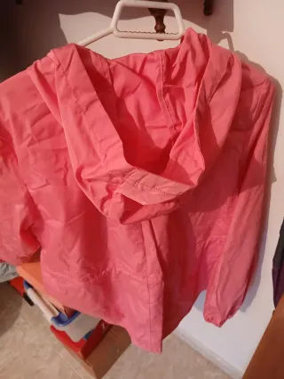 Cazadora rosa con capucha