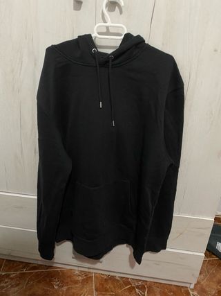 Sudadera negra con capucha