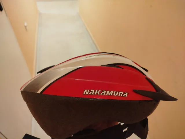 Casco de bicicleta rojo y blanco