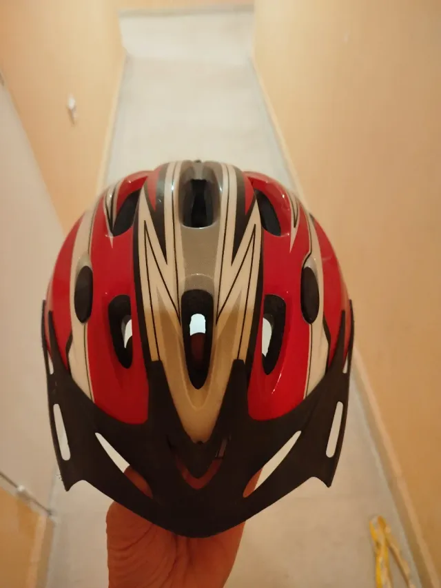 Casco de bicicleta rojo y blanco