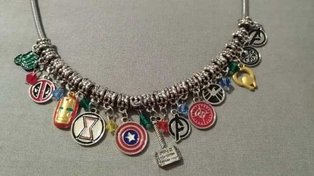 Collar Marvel Símbolos Vengadores