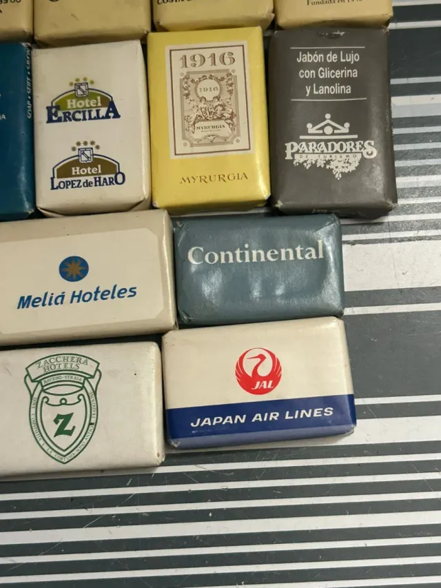 Colección de 16 jabones antiguos de hotel