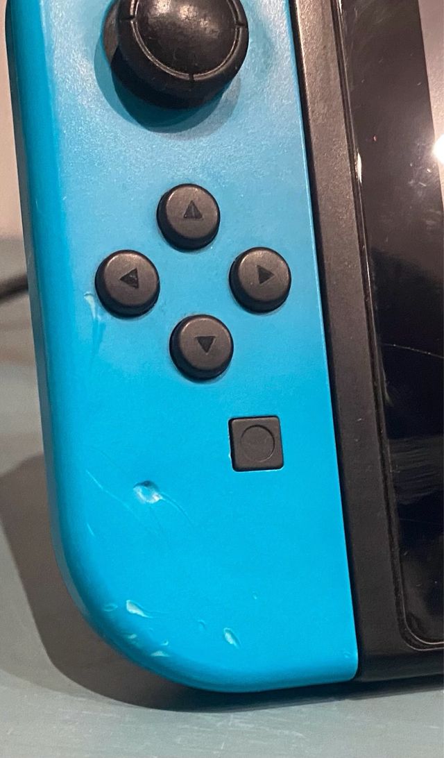 Nintendo Switch con Minecraft y funda Pokémon