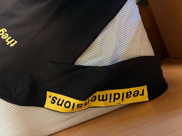 Sudadera Negra con Estampado Amarillo