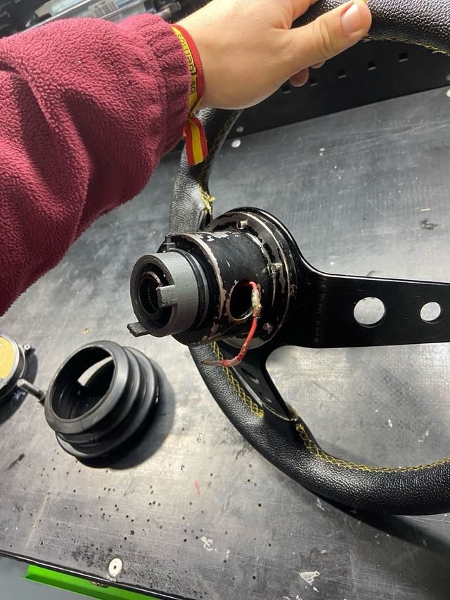 Volante OMP desplazado y piña Mitsubishi Montero