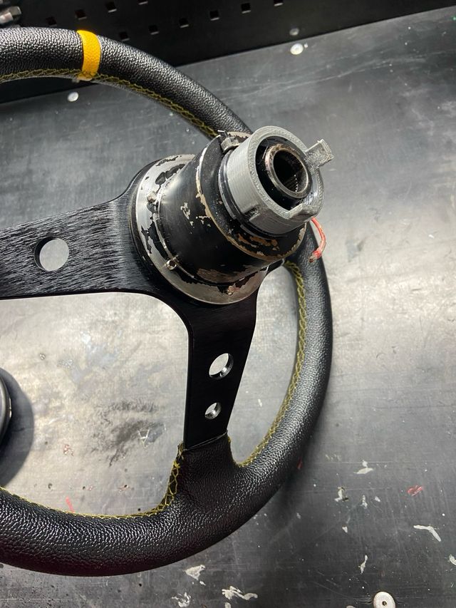 Volante OMP desplazado y piña Mitsubishi Montero