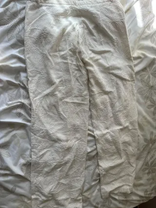 Pantalón beige bordado floral