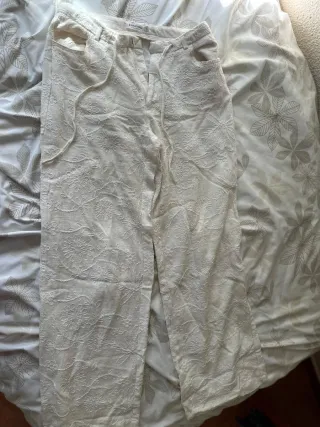 Pantalón beige bordado floral