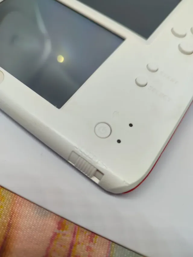 Nintendo 2DS Roja y Blanca con Cargador y lapiz