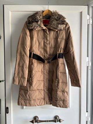 Abrigo de plumas con cinturón y cuello de pelo