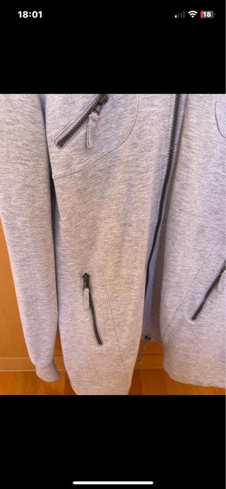 Chaqueta larga chándal gris es elástica