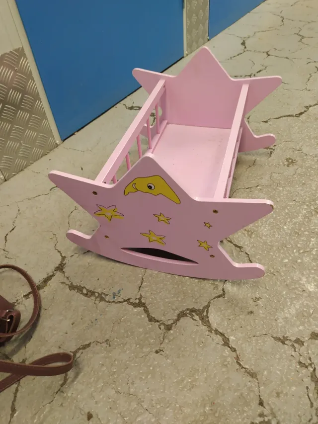 Cuna de juguete rosa con estrellas