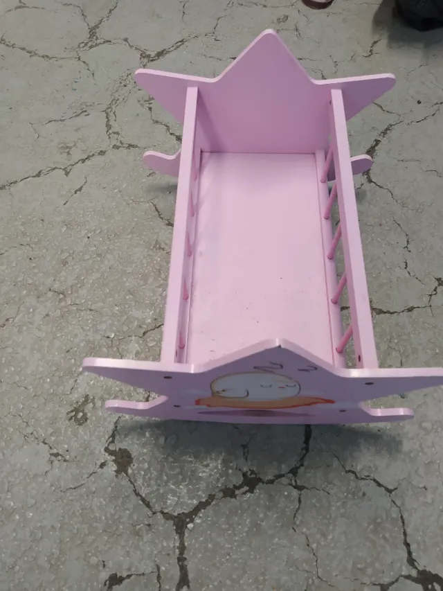 Cuna de juguete rosa con estrellas