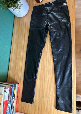 Pantalón efecto piel negro