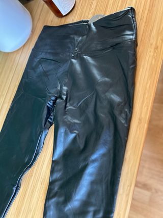 Pantalón efecto piel negro