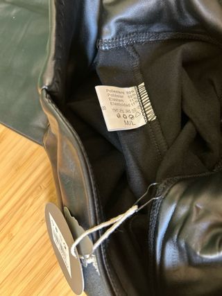 Pantalón efecto piel negro