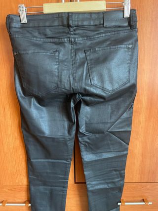 Pantalón pitillo Mango efecto piel negro